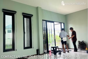 ผลงานติดตั้งม่านม้วน Blackout สีเทาพร้อมบังรางสีดำในบ้านสร้างเอง ย่านประชาสำราญ