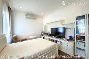 มุมมองห้องนอนที่ดูสว่างและสะอาดตาหลังการรีโนเวทผนังและติดตั้งม่านใหม่ โดย TMK Curtains