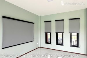 ม่านม้วน Blackout 100% สีเทา ติดตั้งในห้องทำงานของบ้านสร้างเอง ย่านประชาสำราญ