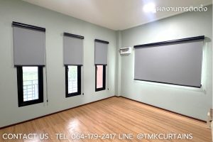 ผลงานติดตั้งม่านม้วน Blackout 100% สีเทาพร้อมรางสีดำในห้องนอนบ้านลูกค้า ย่านประชาสำราญ