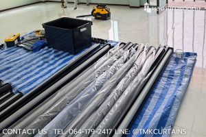 ม่านม้วน Blackout สีเทาพร้อมรางสีดำ เตรียมพร้อมสำหรับติดตั้งที่บ้านลูกค้า ย่านประชาสำราญ