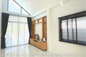 ม่านลอน Dimout ติดตั้งเต็มความสูงถึงฝ้าเพดานในห้องนั่งเล่นเพดานสูง