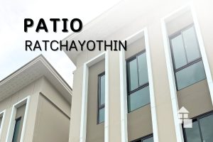 Patio Ratchayothin – มู่ลี่ไม้ทั้งหลัง (ใบ 50 มม.) + ม่านลอนรางเทปผ้าลินิน