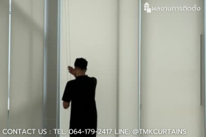 ทีมช่าง TMK Curtains กำลังติดตั้งม่านม้วน Sunscreen บนหน้าต่างบานสูง
