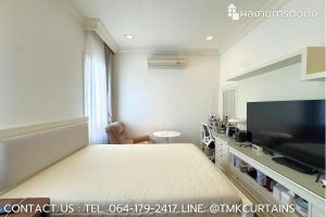 ภาพห้องนอนหลังรีโนเวท ติดตั้งวอลเปเปอร์ใหม่และม่านจีบ 2 ชั้น ที่โครงการ นาราสิริ บางนา