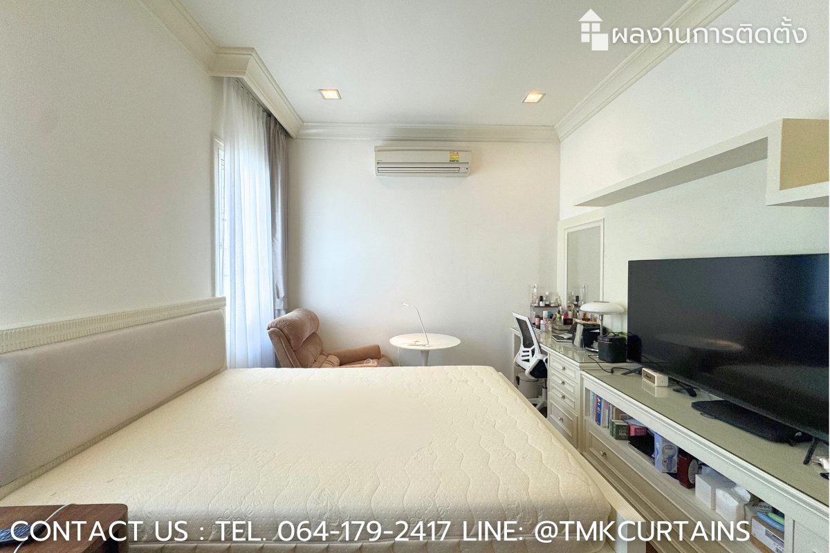 ภาพห้องนอนหลังรีโนเวท ติดตั้งวอลเปเปอร์ใหม่และม่านจีบ 2 ชั้น ที่โครงการ นาราสิริ บางนา