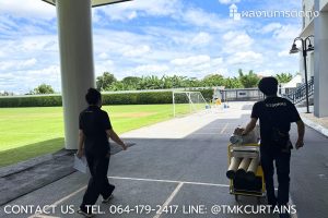 ทีมงาน TMK Curtains กำลังขนย้ายม่านม้วนเพื่อเตรียมติดตั้งที่โรงเรียนนานาชาติ