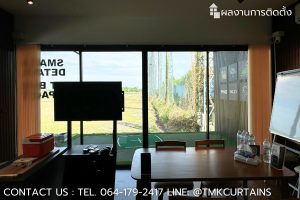 ม่านปรับแสงขณะเปิดให้เห็นวิวสนามไดร์ฟกอล์ฟ Black Swing
