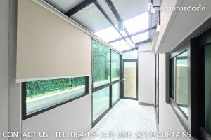 ม่านม้วน BLACKOUT ในครัว สีครีม อุปกรณ์สีขาว