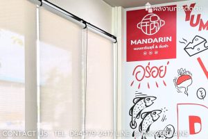 ม่านม้วน Sunscreen สีเทาอ่อน ข้างโลโก้ร้าน Mandarin