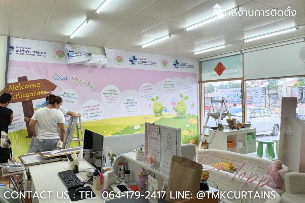 บรรยากาศการทำงานและการจัดวางตำแหน่งวอลล์เปเปอร์ ของทีมช่าง TMK Curtains