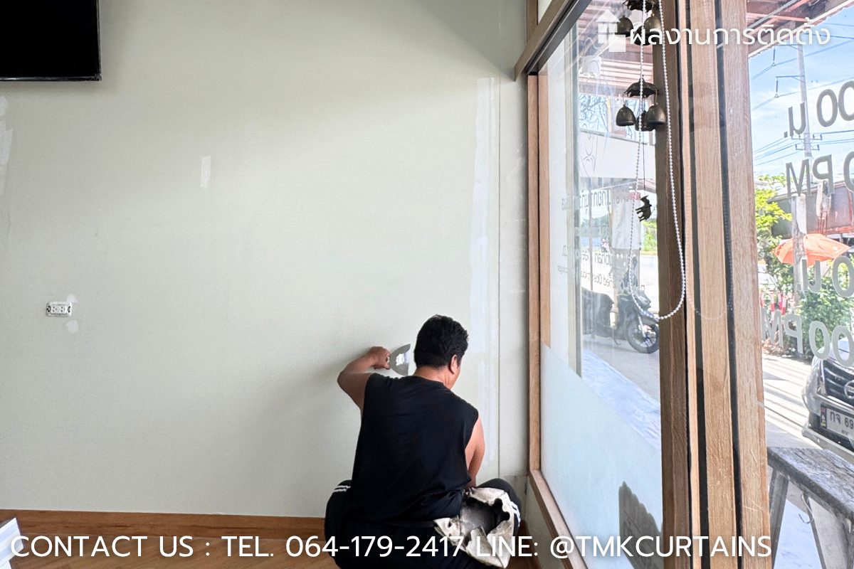 ทีมช่างกำลังโป๊วเก็บรอยและเตรียมสภาพผิวผนังเบาให้เรียบเนียนที่สุด