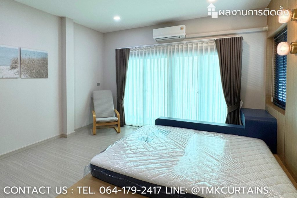 ห้องนอนมาสเตอร์ ติดตั้งผ้าม่านลอนทึบ (Dimout) คู่ม่านโปร่งกันไรฝุ่น พร้อมมู่ลี่ไม้สีน้ำเงินสุดคลาสสิก