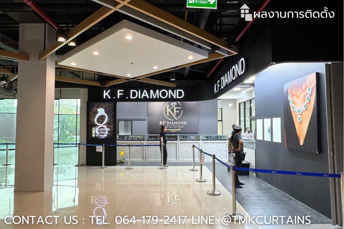 บรรยากาศบริเวณหน้าร้าน K.F. Diamond ระหว่างการเตรียมพื้นที่และงานติดตั้งของทีมงาน