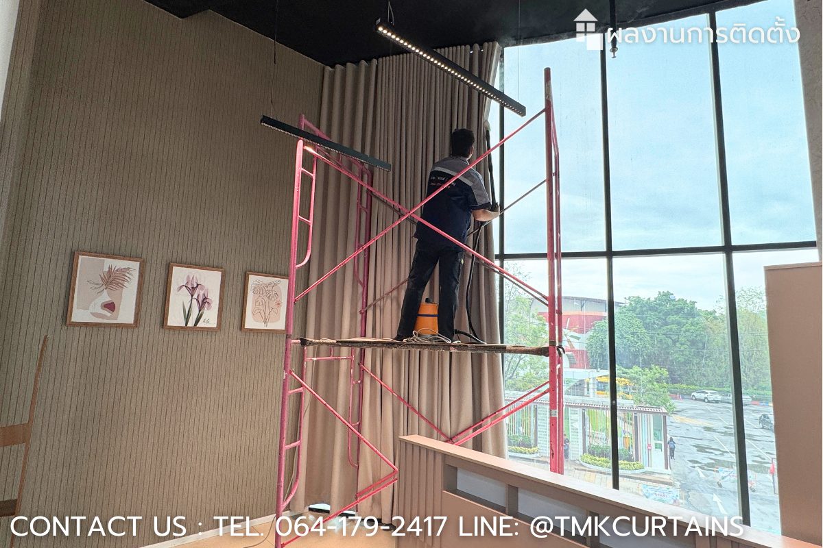 การทำงานบนนั่งร้านของทีมช่าง เพื่อติดตั้งผ้าม่านลอนสีครีมสำหรับพื้นที่เพดานสูง 4.66 เมตร