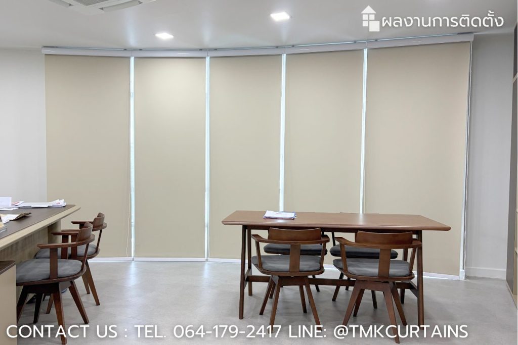Custom curved roller blinds installation for meeting room at KPIS - ผลงานติดตั้งม่านม้วนดัดโค้งตามรูปทรงหน้าต่างห้องประชุม
