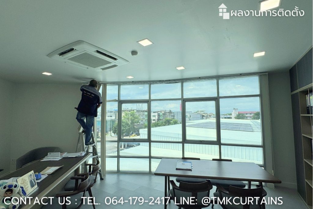 Removing old vertical blinds and preparing for new roller blinds installation - ช่างกำลังรื้อถอนม่านปรับแสงเดิมและเตรียมพื้นที่ติดตั้งม่านม้วน
