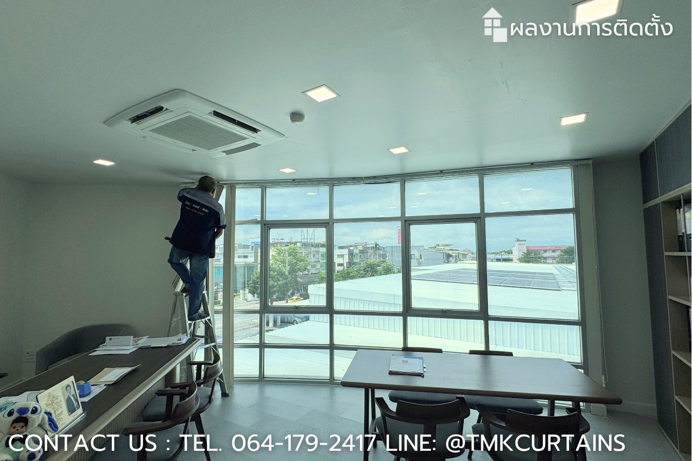 Removing old vertical blinds and preparing for new roller blinds installation - ช่างกำลังรื้อถอนม่านปรับแสงเดิมและเตรียมพื้นที่ติดตั้งม่านม้วน