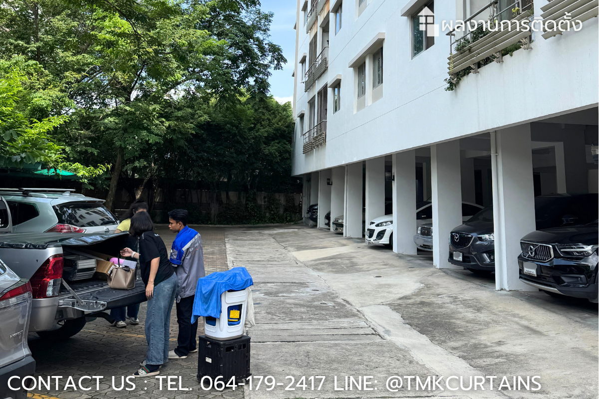 ทีมงาน TMK Curtains เตรียมพร้อมอุปกรณ์และฟิล์มด้านหน้าอาคาร Baan Sriphan Sukhumvit
