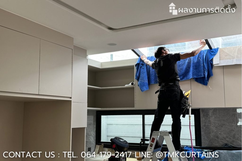 ทีมช่างติดฟิล์มอาคารมืออาชีพจาก TMK Curtains กำลังติดตั้งฟิล์มเซรามิคบริเวณหลังคากระจก (Skylight) อย่างประณีต