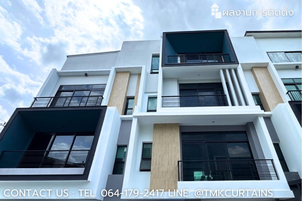 ภาพภายนอกอาคารหลังติดฟิล์มเซรามิคความเข้ม 60% กระจกดำสนิท ช่วยเพิ่มความเป็นส่วนตัวให้ผู้อยู่อาศัย